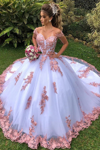 Vestido de novia blanco con hombros descubiertos y apliques