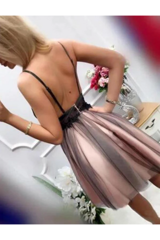 Elegantes vestidos de fiesta cortos con cuello en V y una línea gris con apliques