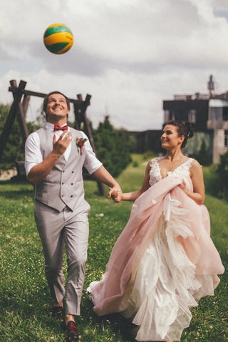 Vestidos de novia de tul Apliques con cuello en V Tren de la corte