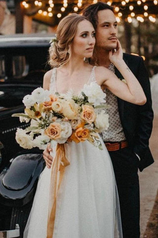 Elegantes vestidos de novia con cuello en V de tul de marfil con perlas, vestidos de novia de playa con espalda en V